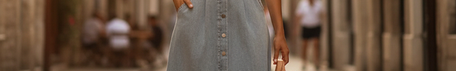 Robe longue en denim bleu clair à décolleté cœur, coupe ajustée au buste et évasée, boutons et ceinture assortie.