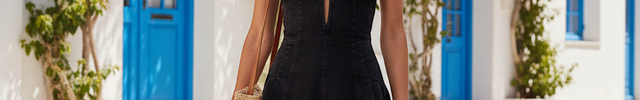 Combishort en jean noir à fines bretelles, coupe courte évasée et décolleté plongeant.