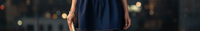 Mini robe bustier en jean bleu nuit à fines bretelles, coupe ajustée et jupe évasée, longueur courte.