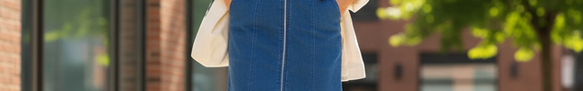 Robe en jean bleu moyen, coupe ajustée sans manches, col carré, courte avec fermeture éclair frontale.