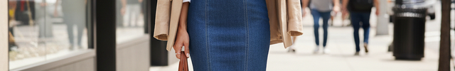 Robe en jean bleu moyen longue sans manches, coupe fourreau près du corps avec encolure carrée.