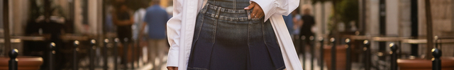 Robe bustier en denim bleu foncé, coupe patineuse évasée et courte, ceinturée à la taille.