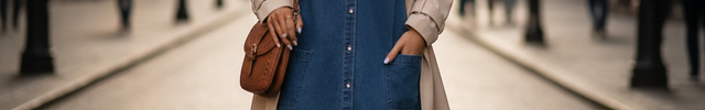 Robe chemise courte en denim bleu moyen à coupe droite, boutons pression et ourlet effiloché.