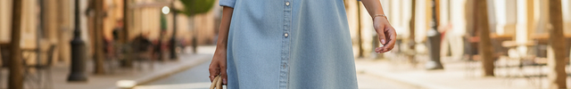 Robe chemise en jean bleu clair mi-longue, coupe droite ceinturée, manches longues et ourlet effiloché.