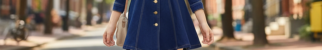 Robe chemise courte évasée en denim indigo à manches longues, ceinture ton sur ton et boutons dorés.