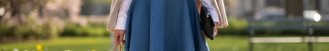 Robe en jean bleu moyen à bretelles, coupe évasée courte et buste ajusté, surpiqûres contrastées.