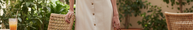 Robe chemise midi en jean beige clair à manches courtes, boutonnée sur toute la hauteur, coupe droite et fente frontale.