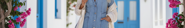 Robe chemise en jean bleu clair, courte, à manches longues, coupe droite avec boutons et col à revers.