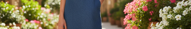 Robe en jean bleu moyen courte, coupe droite avec col montant et dos nu, sans manches.