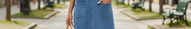 Robe en jean droite bleu moyen sans manches, coupe au-dessus du genou, avec poches plaquées à l’avant.