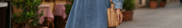 Robe en jean bleu clair courte, coupe évasée, manches longues bouffantes et col rond.