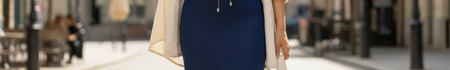 Robe en jean bleu moyen moulante, coupe midi avec fente frontale, encolure carrée et laçage à la taille.