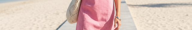 Robe en jean rose sans manches, coupe droite légèrement évasée, longueur au-dessus du genou.