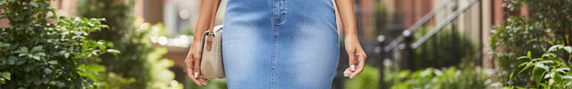 Robe en jean bleu clair courte, coupe chemise ajustée, manches courtes, col à revers et boutons sur le devant.