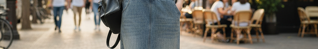 Robe salopette longue en jean bleu moyen, coupe droite avec poche poitrine et bretelles fines ajustables.