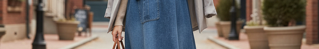 Robe salopette longue en jean bleu moyen, coupe droite et ample, avec bretelles fines et grande poche plaquée devant.