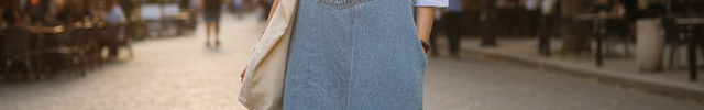 Robe salopette longue en jean bleu clair, coupe droite, fente frontale, poche poitrine et bretelles réglables.