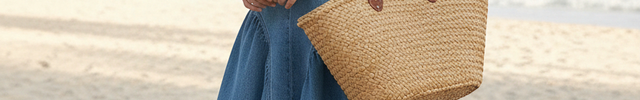 Robe longue sans manches en denim bleu moyen, coupe évasée cintrée à la taille avec col rond.
