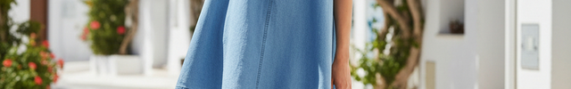 Robe trapèze courte en jean bleu clair, sans manches, coupe évasée et encolure ronde.